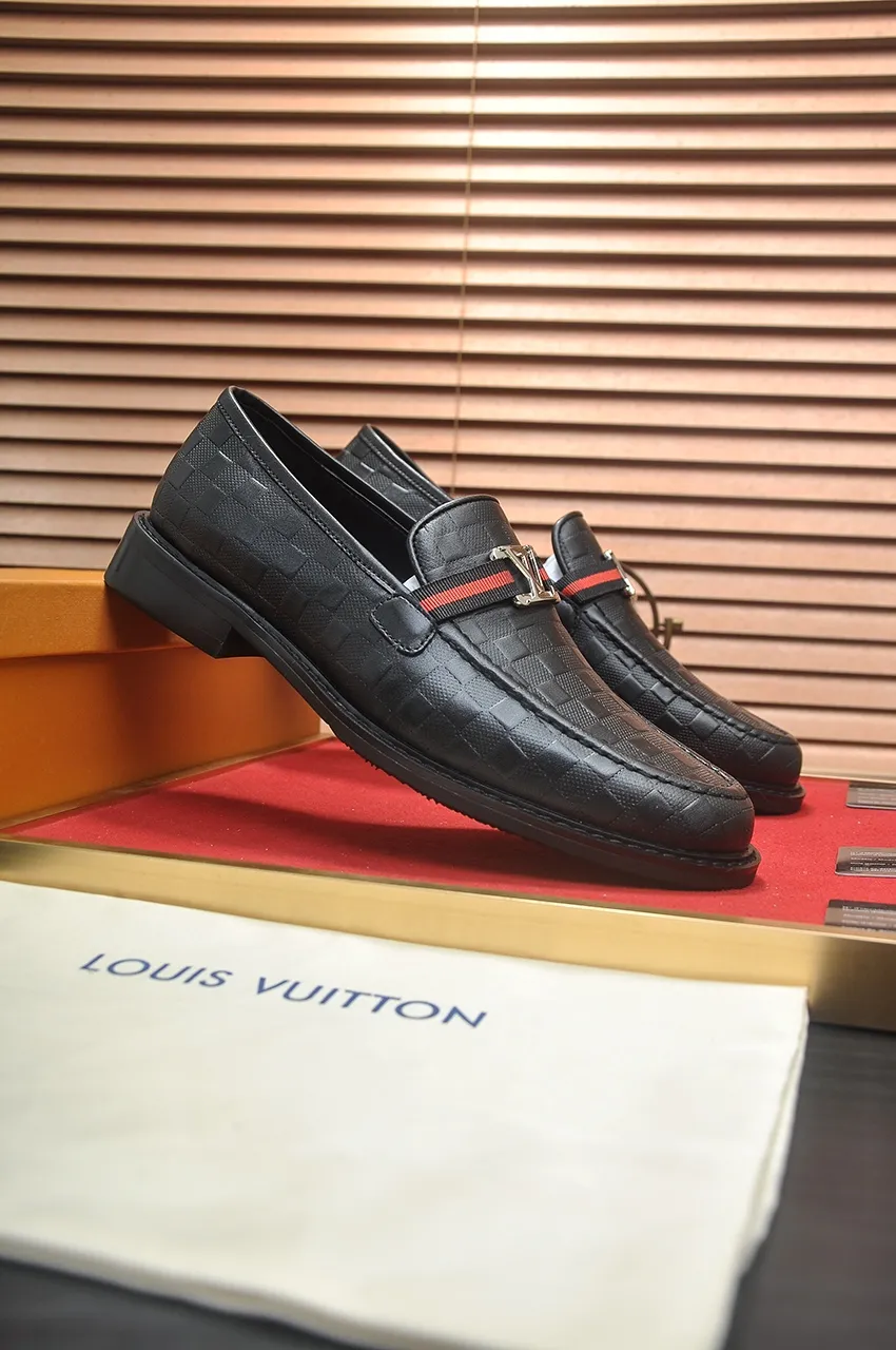 Men's men's shoes 💰460💶 [LV] (original single cowhide lining) 🍀LV's latest genuine leather business suit shoes are launched simultaneously on the official website. The first-layer cowhide imported from Italy is made of heavy gold, 💥1:1 rubber outsole from the official website. Versatile to wear, high-end without losing class, and the color combination is extraordinary. This four-season style is alluring when worn on your feet, showing off your big-name flair. Standard code 38-45 (45 customized)